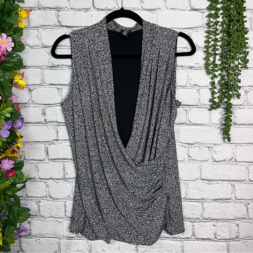 ,💙2/$40💙White House Black Market Sleeveless Printed Drape Blouse Size Medium